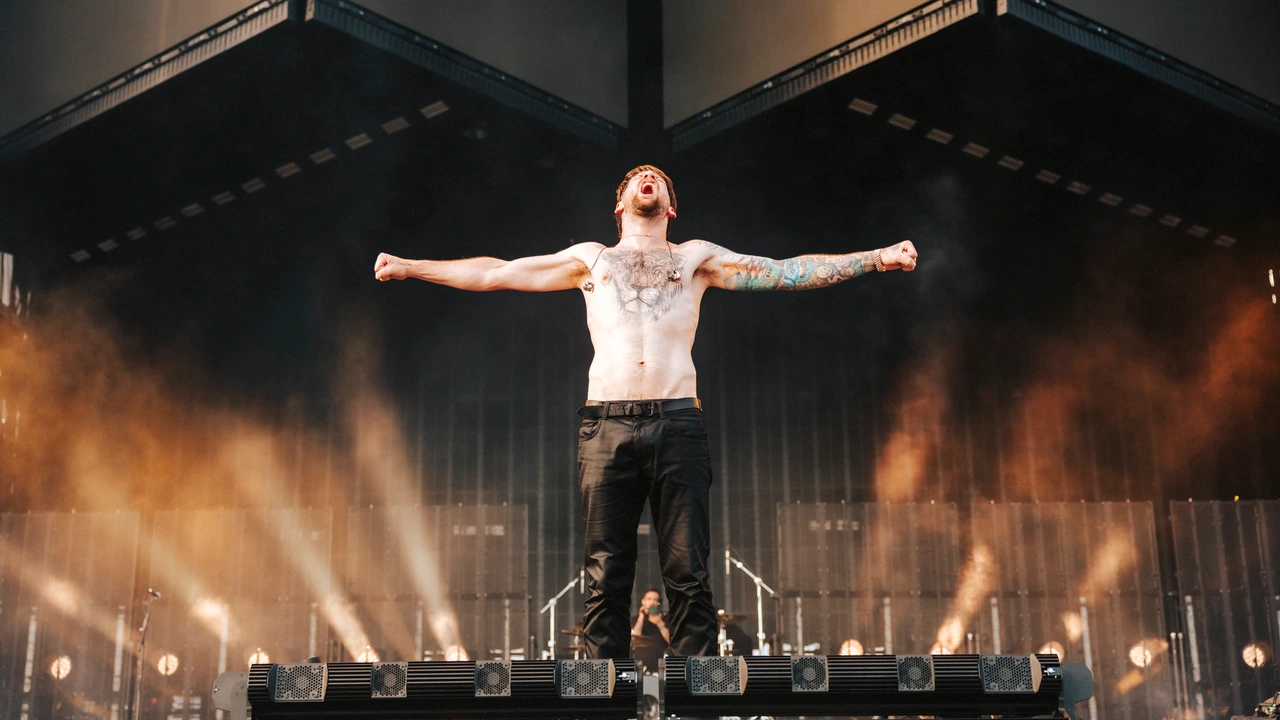 Beartooth playing live